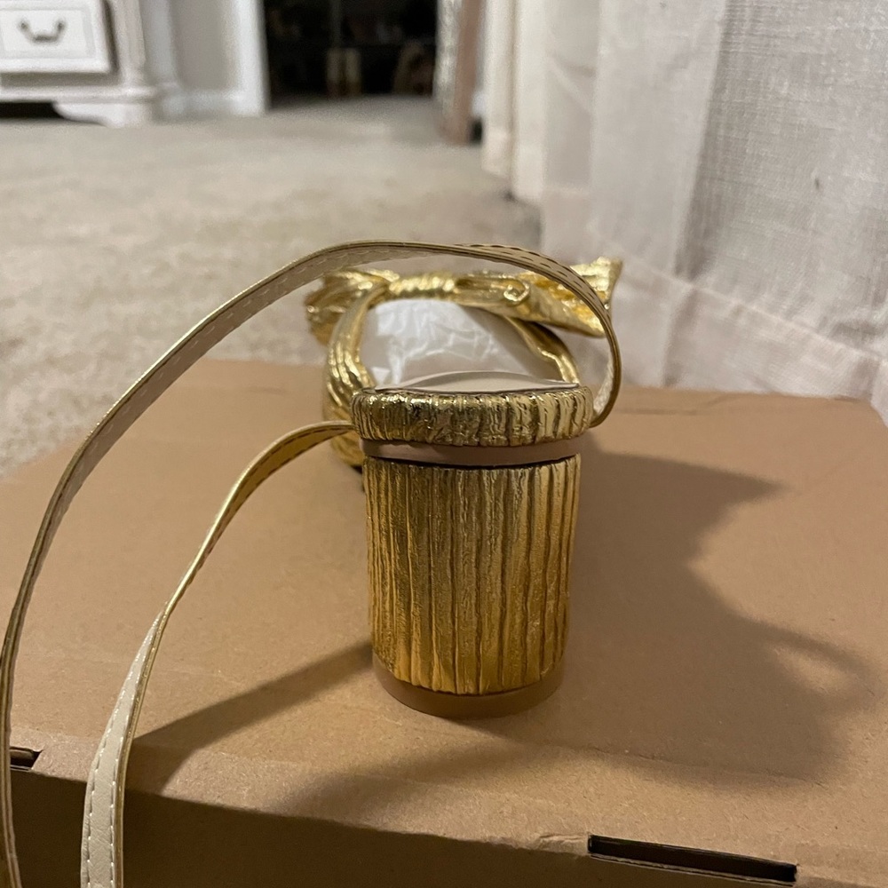 Brilliant gold mini heel with bow